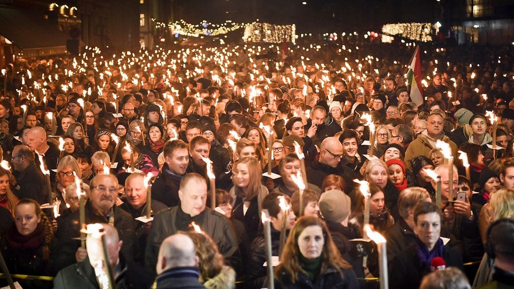 Kööpenhaminalaiset sytyttivät soihtuja Ranskan suurlähetystön edessä.