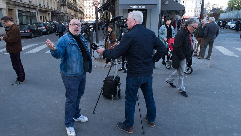 MTV:n toimittaja Petri Saraste haastattelee pariisilaista Oliveria. "Tämä on niin turhaa ja kuvottavaa", tämä kuvailee Pariisin iskuja.