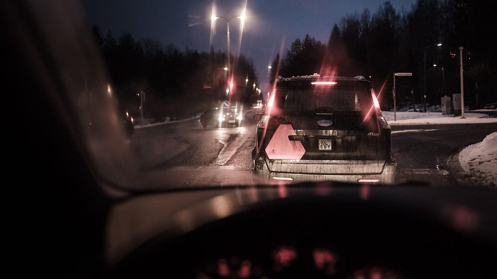 Mopoauto on rekisteröity kahdelle hengelle.