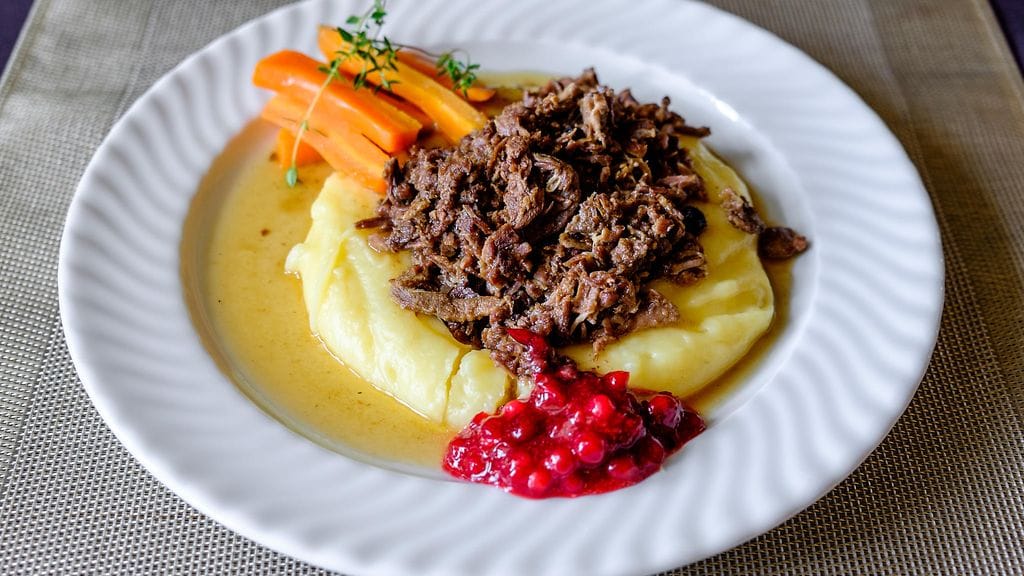 Arvostetun ravintolaopppaan päätoimittaja kehuu suomalaisten suhtautumista perinteisiin ruokiin ja ruoanvalmistusmenetelmiin.