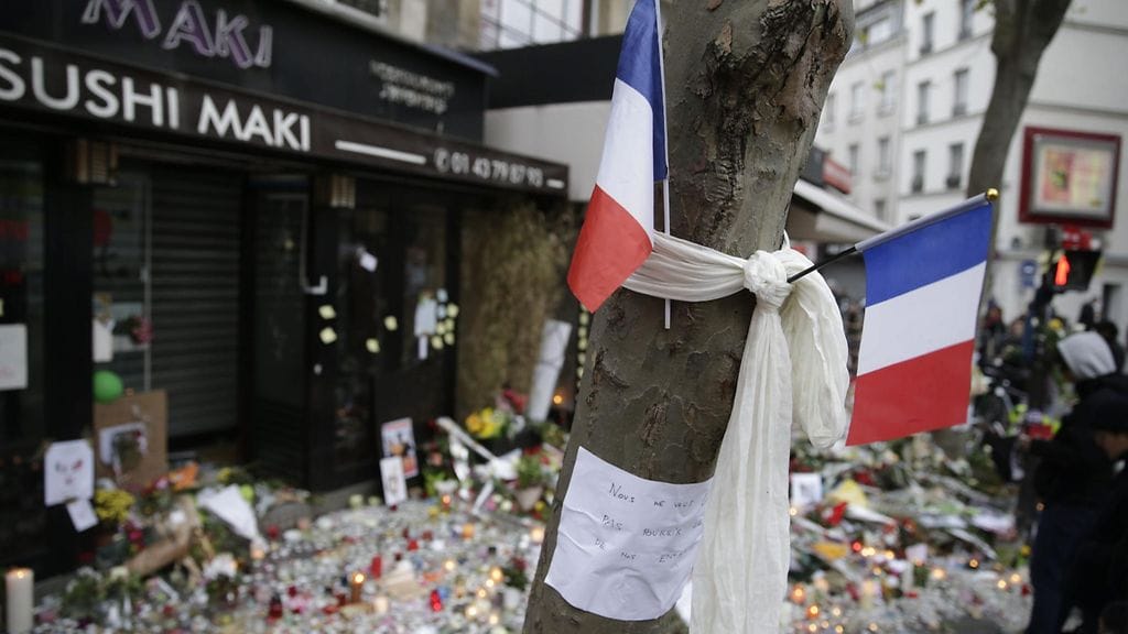 Pariisissa 13. marraskuuta tapahtuneiden terrori-iskujen uhreja muistettiin Cafe Belle Equipen lähellä.