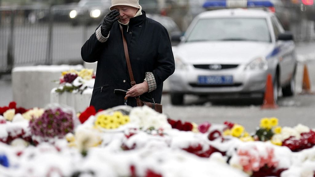 Nainen suree Ranskan suurlähetystön edessä Moskovassa. Pariisiin tehtiin viime marraskuussa samanaikaisesti useita terrori-iskuja, joissa kuoli 130 ihmistä.