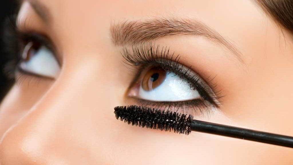 Ripsiväri voi saada herkkäsilmäisen silmät punoittamaan.