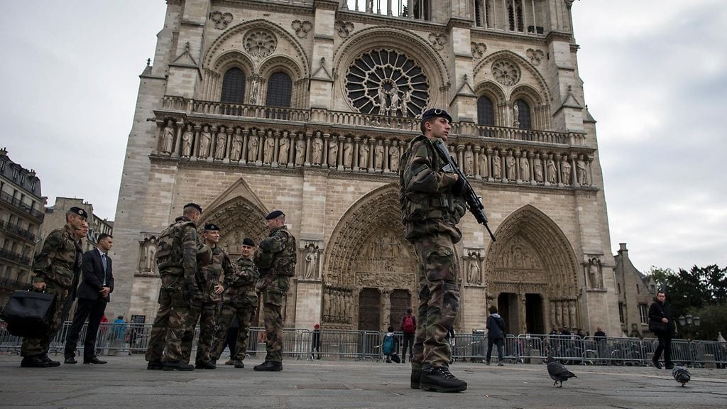 Arkistokuva ranskalaissotilaista Notre Damen edustalla.