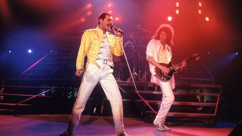 Queenin Freddie Mercury ja Brian May lavalla Tukholmassa vuonna 1985.