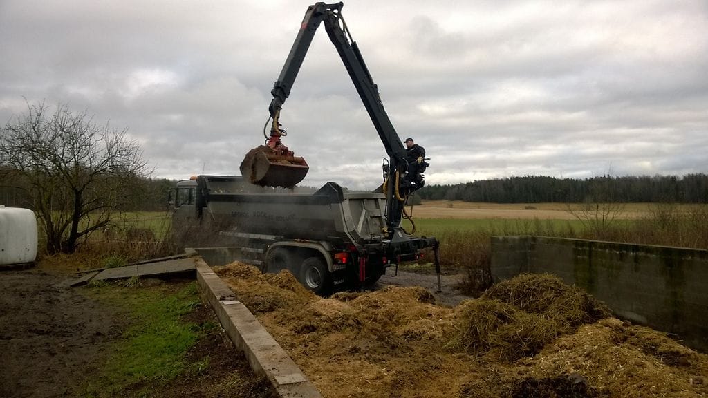 Lanta haetaan tiloilta ja viedään Järvenpään voimalaan poltettavaksi.