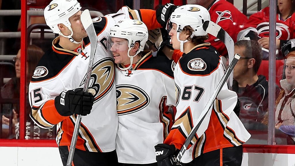 Sami Vatanen juhlii osumaansa Ryan Getzlafin (vas.) ja Richard Rakellin välissä.