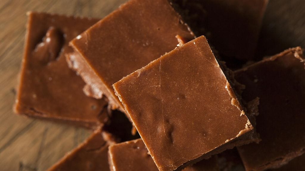 Herkullinen fudge valmistuu helposti myös mikrossa.