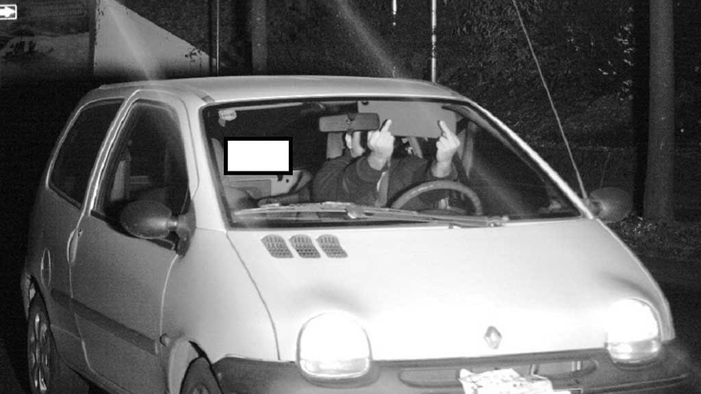 Takalasin tarra paljasti kaaharin henkilöllisyyden.