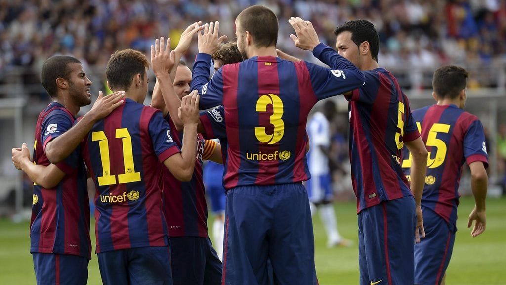 Barcelonan pelaajia Olympiastadionin nurmella 9. elokuuta 2014.