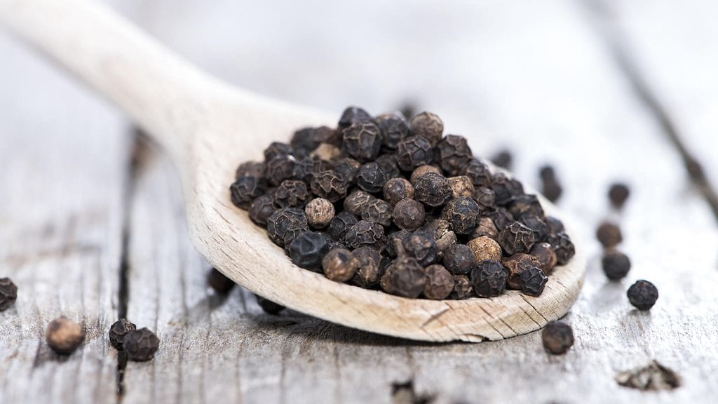 Kokonaiset pippurit sopivat keittoihin ja pataruokiin.