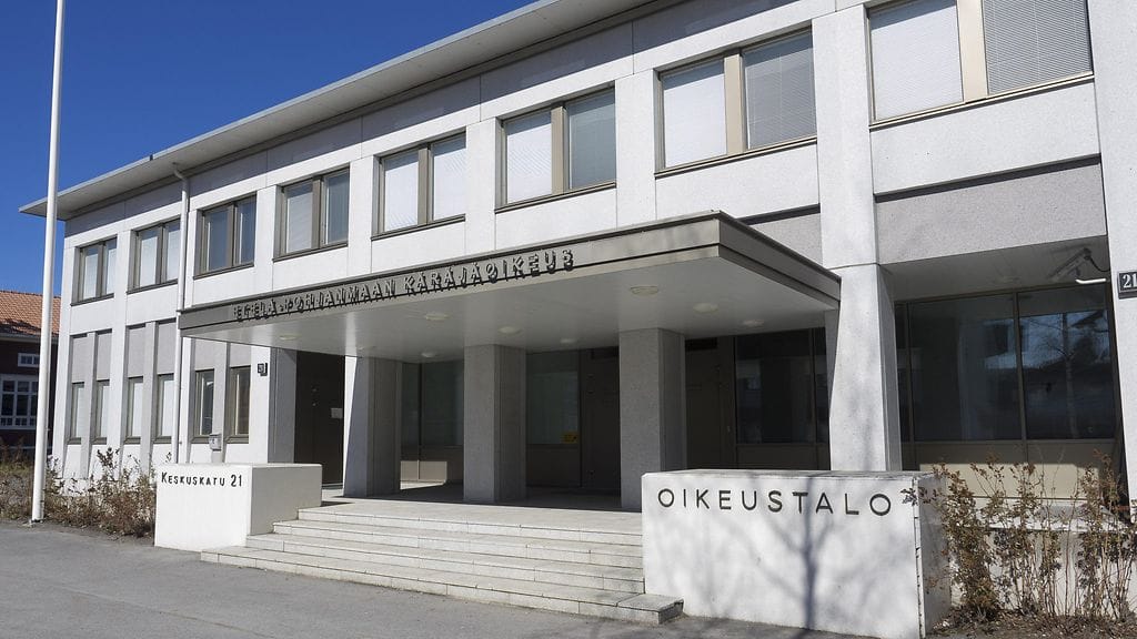 Teinisurman käsittely alkaa keskiviikkoaamuna Etelä-Pohjanmaan käräjäoikeudessa Seinäjoella. Käräjäoikeus tekee huomenna päätöksen oikeudenkäynnin julkisuudesta.