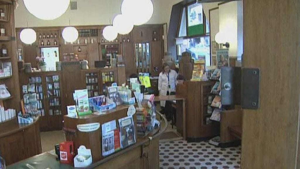 Helsingin Lapinlahdenkadulla toimiva Joutsen-apteekki täytti tänään 103 vuotta.