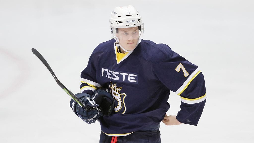 16-vuotias pakkilupaus Urho Vaakanainen on nostettu Bluesin CHL-vahvuuteen.