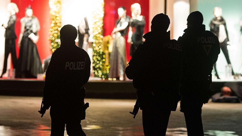 Raskaasti aseistautunut poliisi partioi kaupungilla Hannoverissa sen jälkeen, kun maaottelu jalkapallostadionilla peruttiin pommiuhan vuoksi.