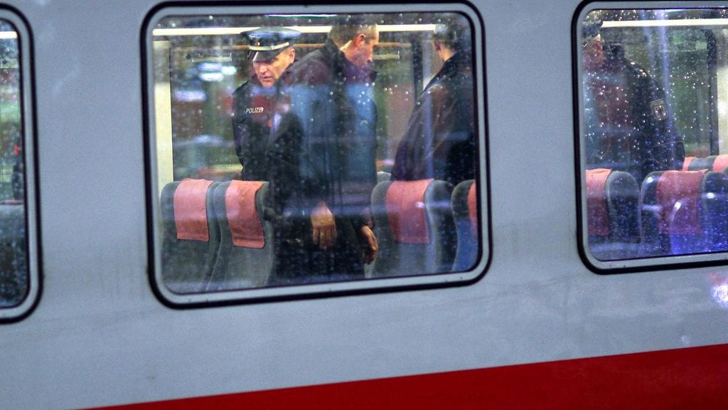Hannoverin poliisi tekee etsintöjä junassa, jonne jätettiin epäilyttävä paketti 17.11.2015.