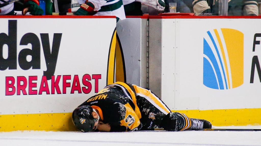 Olli Määttä jään pinnassa kivuliaan tällin jälkeen.