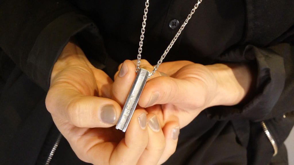 "Tämä on vähän vastalause pinnallisuudelle", kertoo Eva Wahlström suunnittelemastaan korusta.