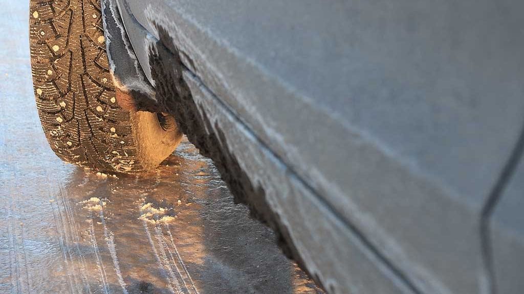 Muistahan, miten toimia, jos auto lähtee luisuun liukkaalla kelillä?