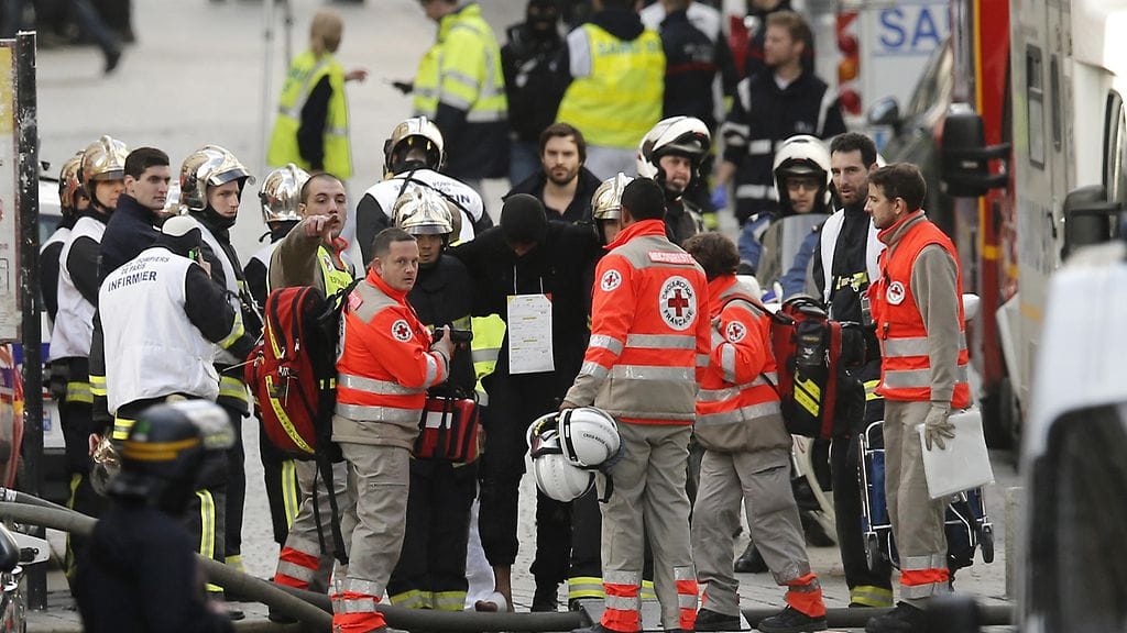 Itsensä räjäyttänyt 26-vuoptias ranskalaisnainen oli huutanut v"auttakaa minua" ennen kuin veti itsemurhaliivinsä laukaisijasta.