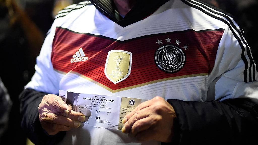 Saksalaisfani esitteli ottelulippua Hannoverissa tiistaina.