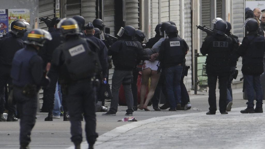 Pidätetty mies evakuoitiin Sain-Denisissä keskiviikkona 18.11.2015.