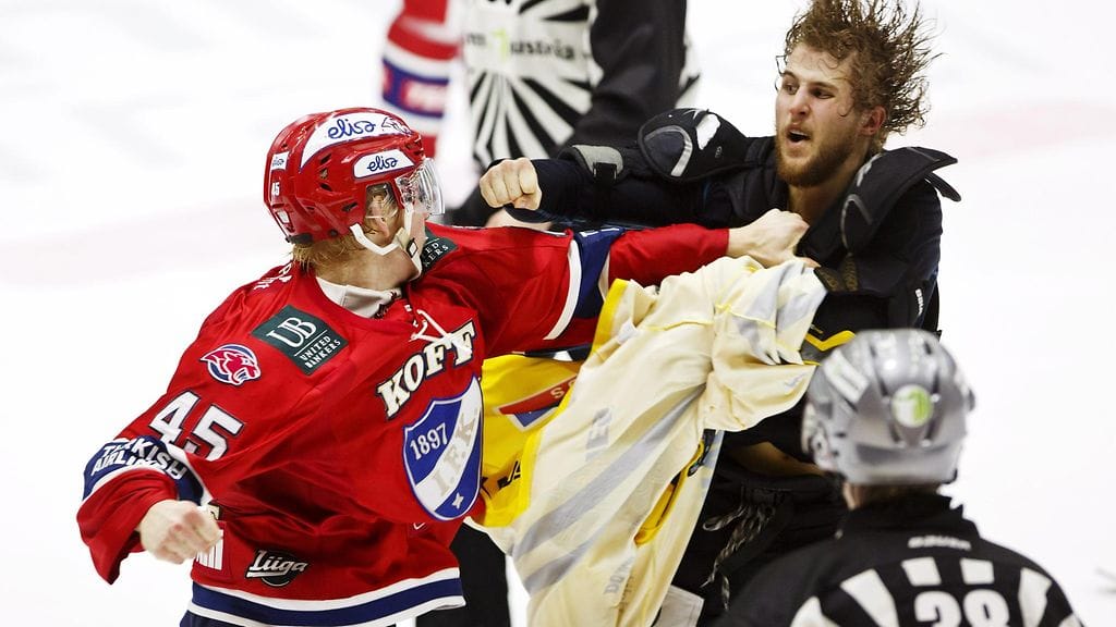 Micke-Max Åsten ja Mikael Kuronen tappelivat tiistaina.