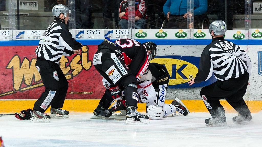 Sportin Ville Rajala jäi pahasti JYPin Nolan Yonkmanin alle.