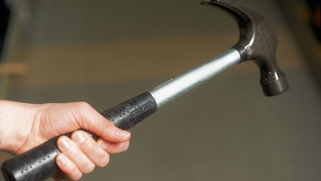 Velkojakolmikko antoi miehelle vasaran ja pakotti ryöstämään kaupan. Kuvituskuva. Kuvan vasara ei liity tapaukseen.