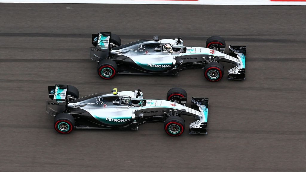 Nico Rosberg ja Lewis Hamilton kävivät kovaa kilpailua Venäjän gp:ssä lokakuussa.
