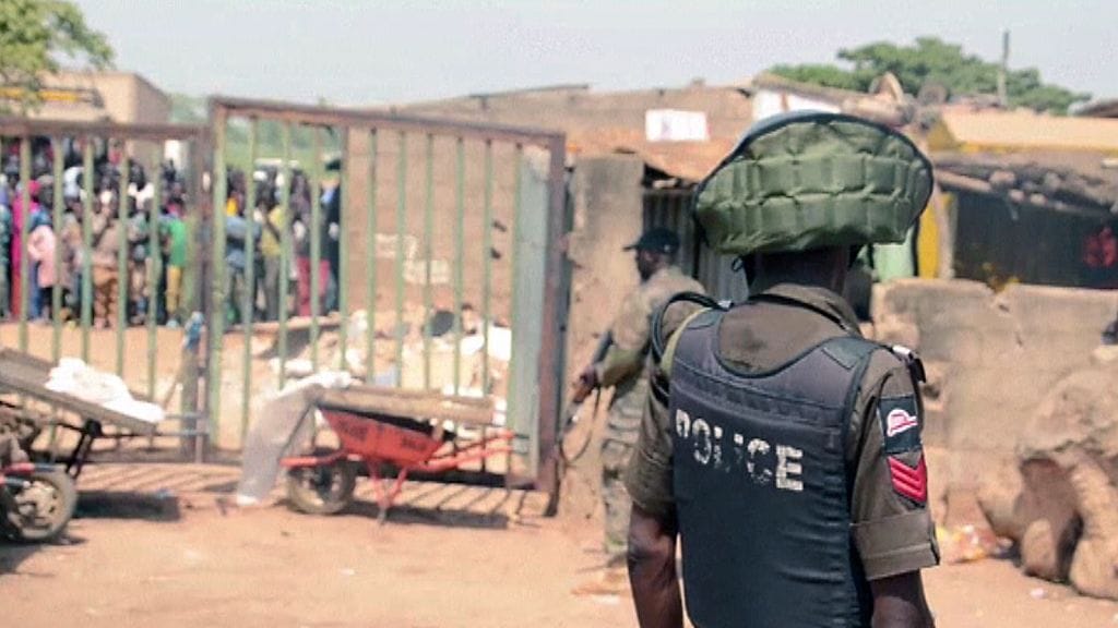 Poliisi räjähdyspaikalla Yolan kaupungissa Nigeriassa.