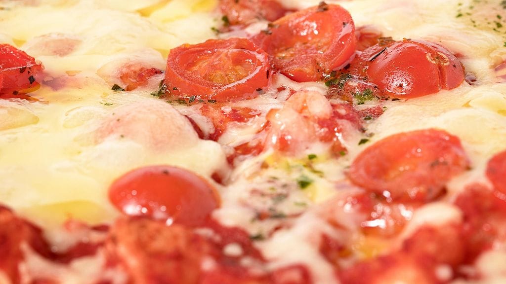 Herkullista pizzaa voi valmistaa myös kotioloissa.