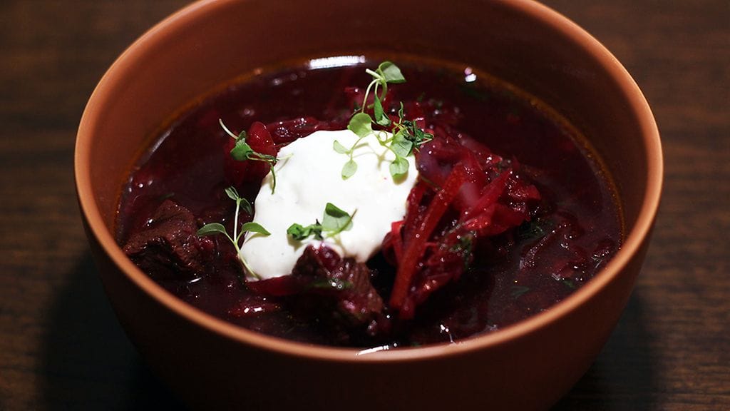 Borssikeiton kanssa nautitaan perinteisesti ranskankermaa.