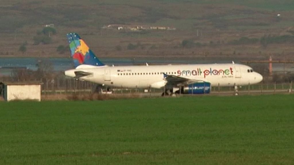 Airbus A320-232 -konetta operoi puolalainen charter-yhtiö Small Planet Airlines. Kuvakaappaus bulgarialaisen uutiskanava BNT:n videolta.