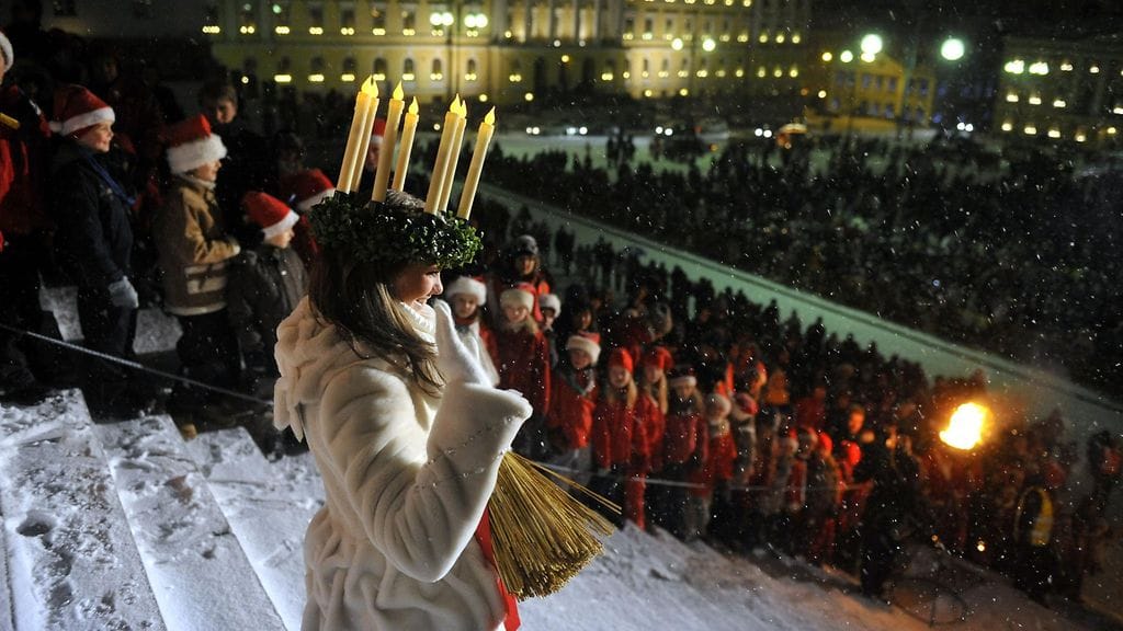 Perinteisen Lucia-neidon sijaan vuosittain valitaan myös Lucia-mummo. Lucian päivän juhlaa Helsingin Tuomiokirkolla 13. joulukuuta 2009.