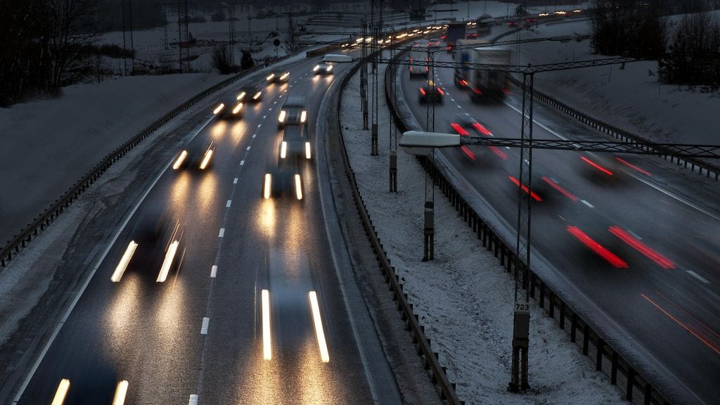 Liikenneturvan animaatiolla voit kokeilla, miten nopeus ja keli vaikuttavat auton pysähtymiseen.