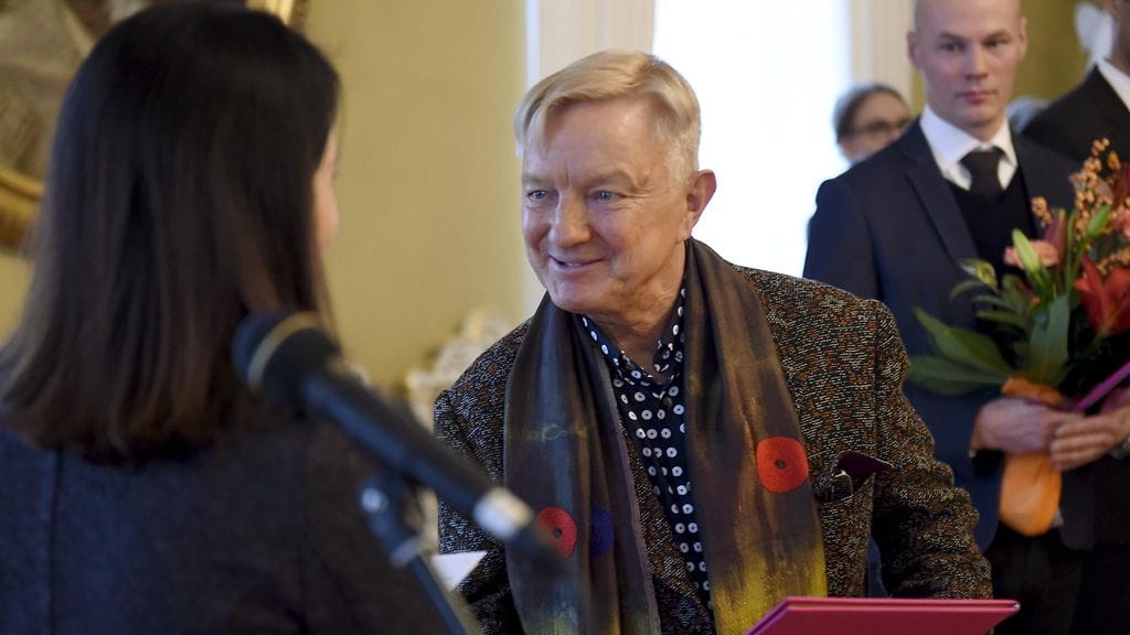 Hannu Väisänen vastaanotti palkinnon opetus- ja kulttuuriministeri Sanni Grahn-Laasoselta.