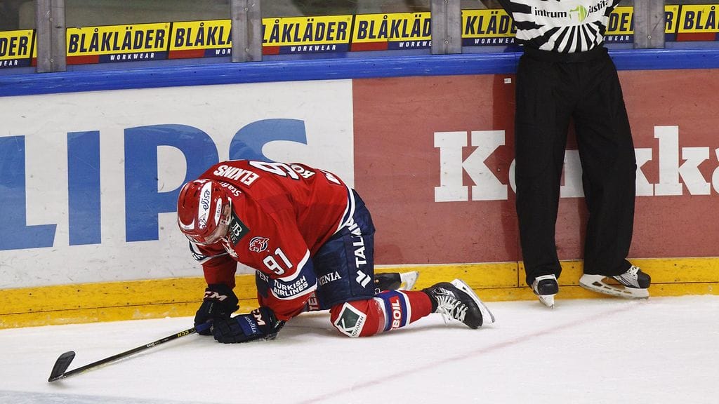 HIFK:n Corey Elkins loukkaantui Ilveksen Antti Tyrväisen taklauksesta.