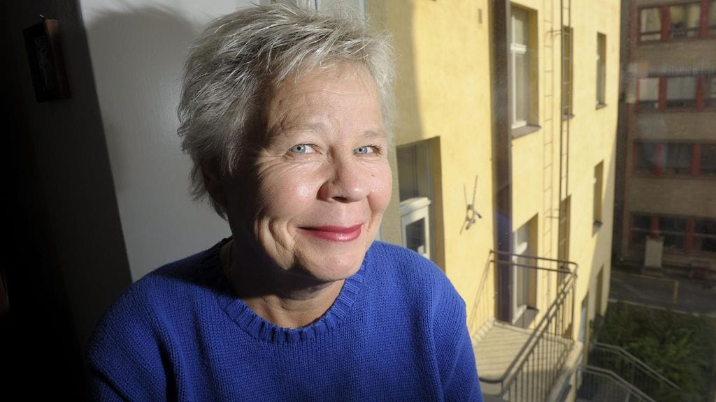 Ulla Tapaninen juhlii syntymäpäiviään lähipiirin kera.