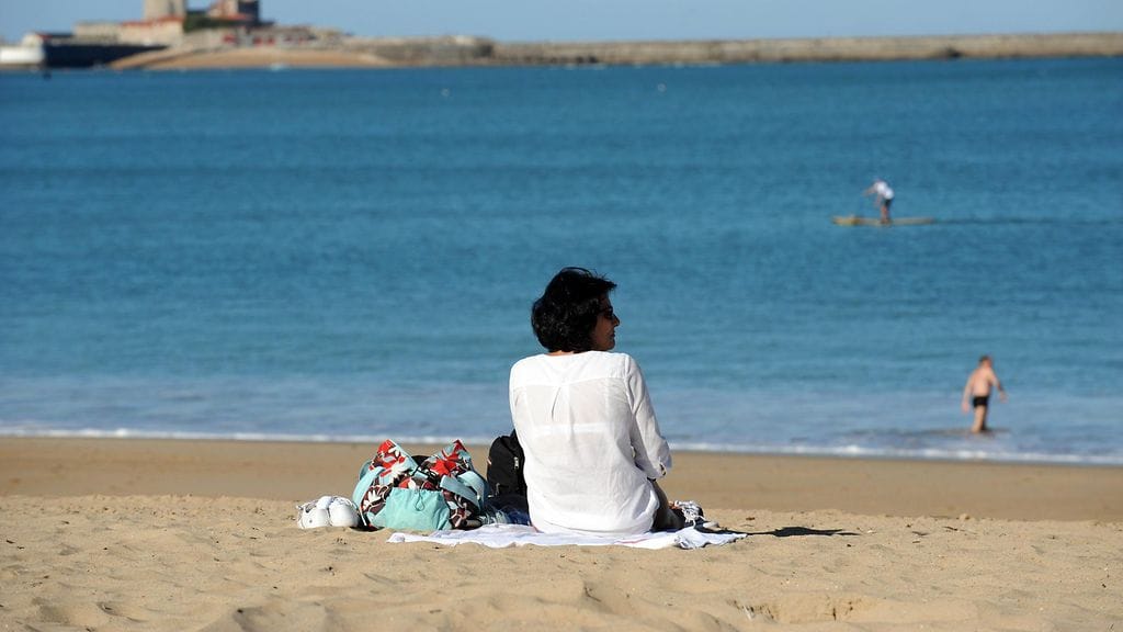 Ihmisiä Lounais-Ranskassa Saint-Jean-de-Luzin rannalla 31. lokakuuta 2015.