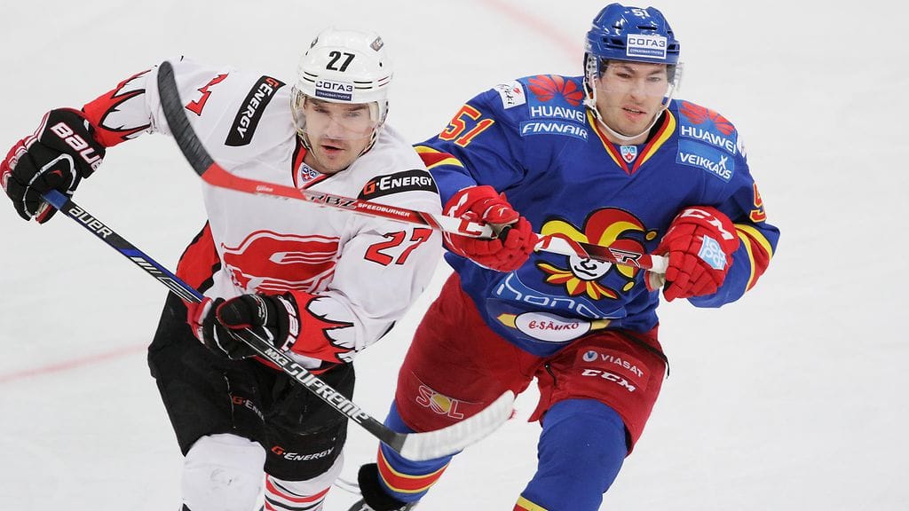 Brandon Kozun (oik.) tälläsi Jokerien 1-0-maalin Avangard Omskin verkkoon.