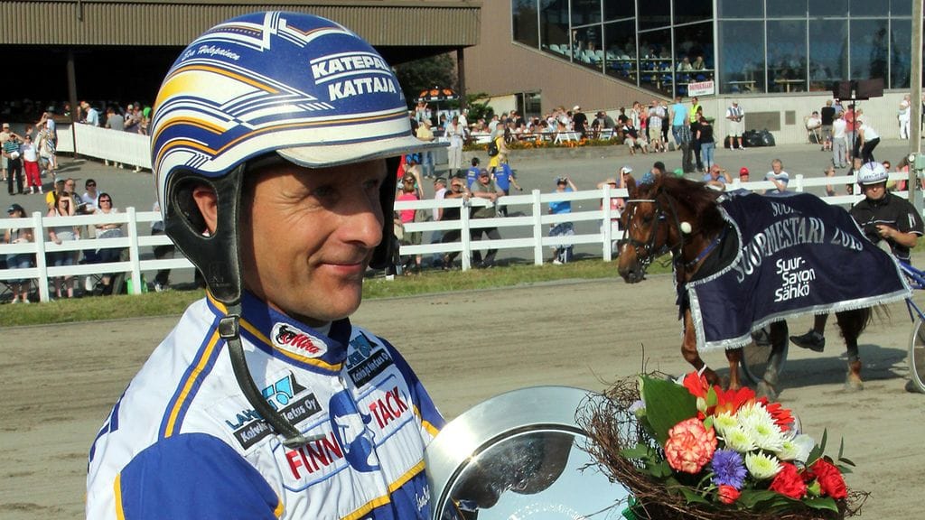 Esa Holopainen viihtyi Kouvolan voittajaseremonioissa ja kohenteli kertaheitolla asemiaan alkaneen vuoden ohjastajaliigassa.