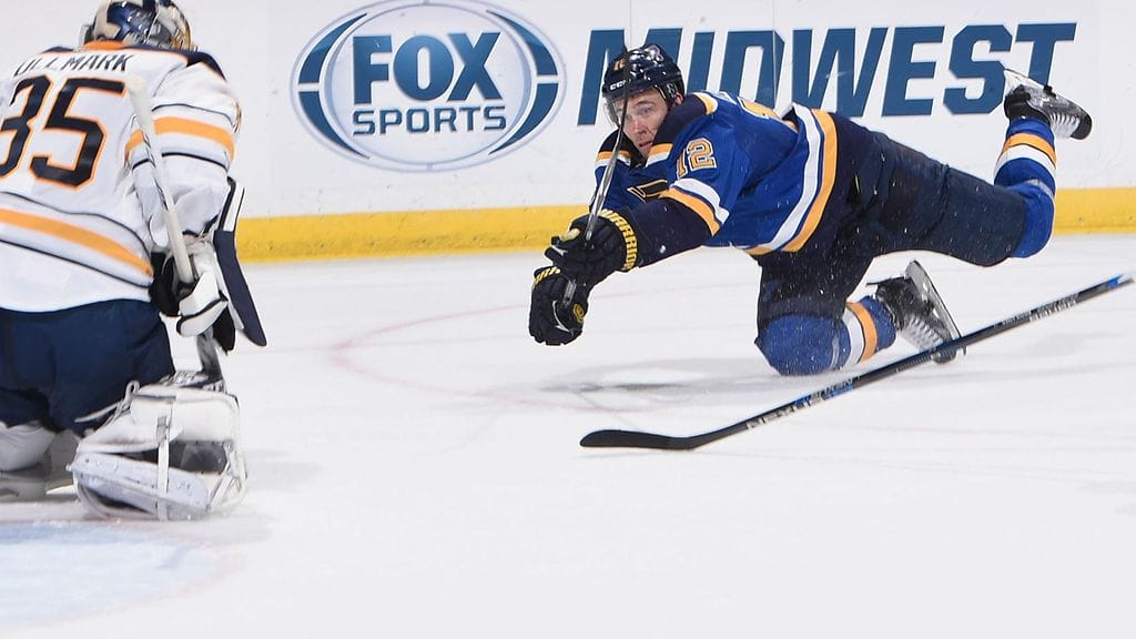 Jori Lehterä vaakalennossa Buffaloa vastaan.