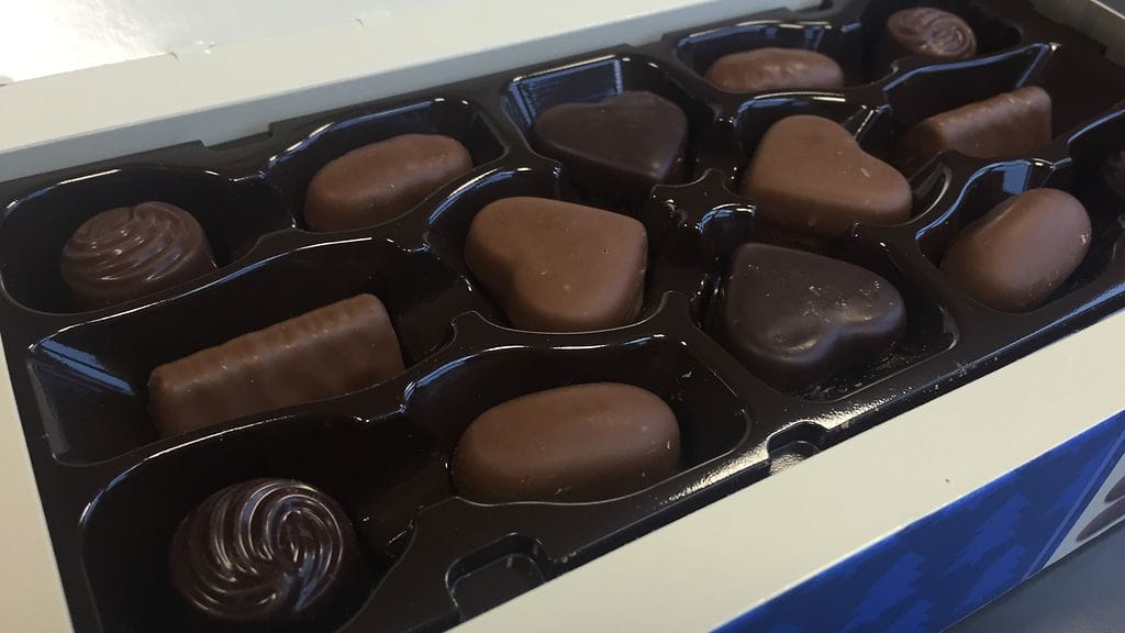 Neljä klassikkokonvehtia sai lähteä tutusta kohvehtirasiasta.