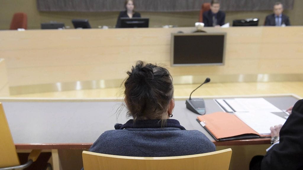 Syytetty Kymenlaakson käräjäoikeudessa 20. marraskuuta 2015. Oikeudessa alettiin käsitellä Kouvolan polttopulloiskua, jossa kohteena oli turvapaikanhakijoiden hätämajoitustila. Iskussa syyskuussa ei loukkaantunut ketään.