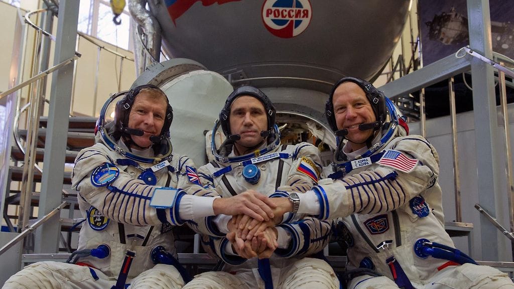 Vasemmalla brittiläinen astronautti Tim Peake. Keskellä venäläinen kosmonautti Yuri Malenchenko ja oikealla suomensukuine yhdysvaltaisastronautti Tim Kopra.