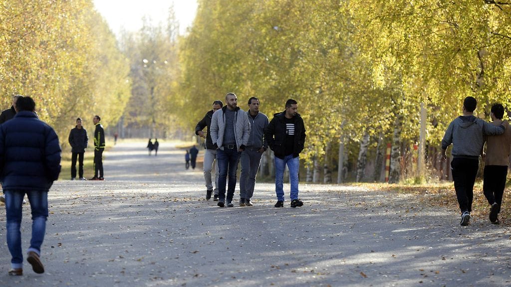 Irakilaisia turvapaikanhakijoita vanhaan Hennalan varuskuntaan perustetussa turvapaikanhakijoiden vastaanottokeskuksessa Lahdessa 16. lokakuuta 2015.
