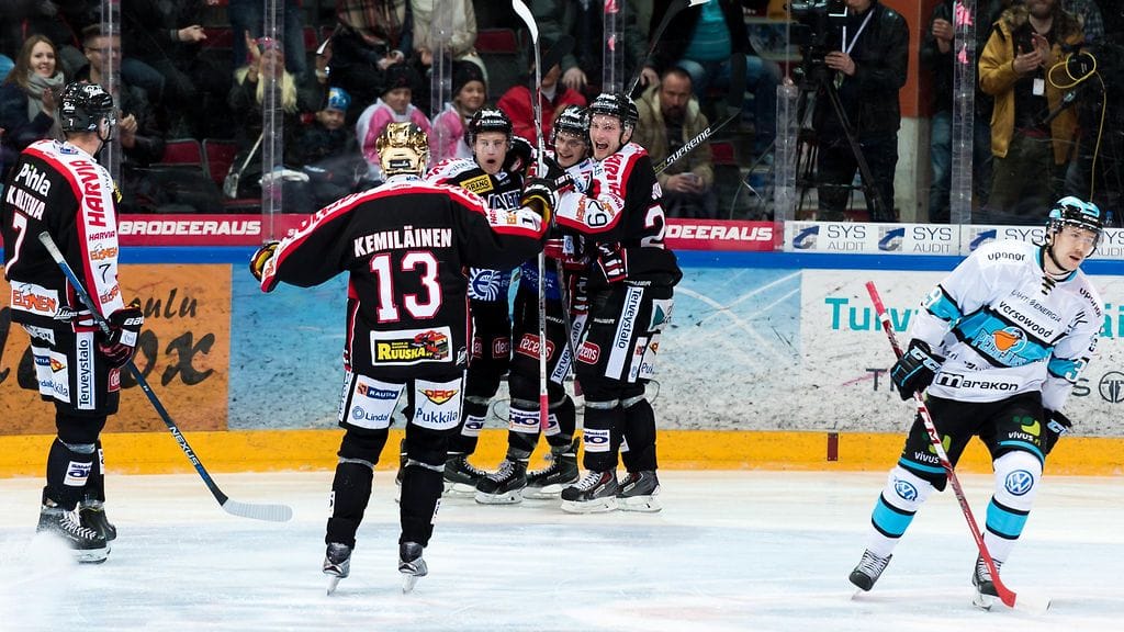 JYP-pelaajat juhlimassa Kalle Saramäen 1-0-maalia.