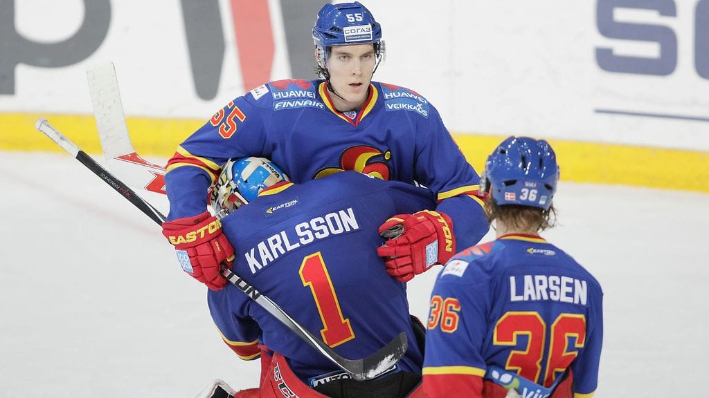 Jokerien maalivahti Henrik Karlsson otti Atte Ohtamaan syleilyynsä 2-0-maalin jälkeen.