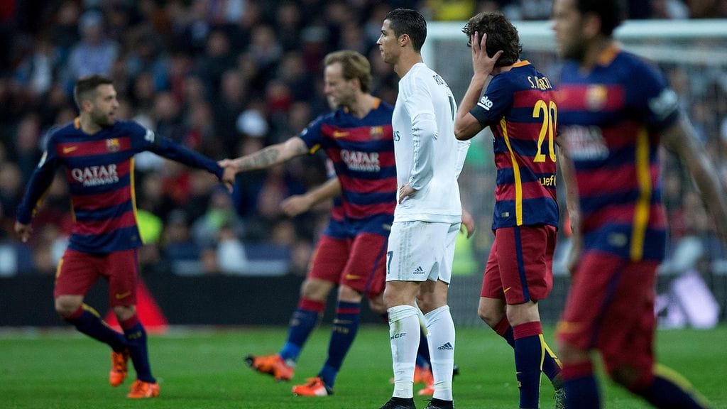 Cristiano Ronaldoa ei hymyilyttänyt, kun Barcelonan pelaajat juhlivat 3-0-maalia.